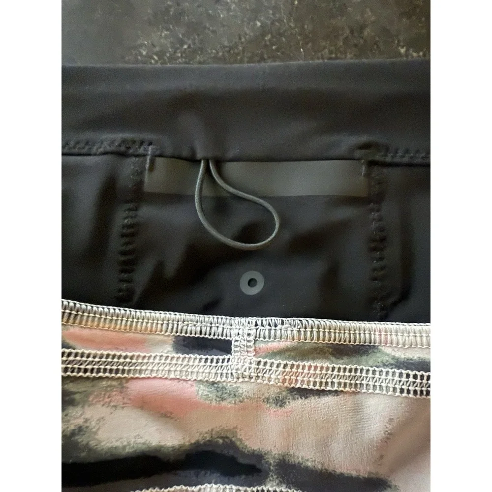Lululemon Water‎ Bound Run Swim Shorts Size 4 Wamo Camo Reversible Pink Black